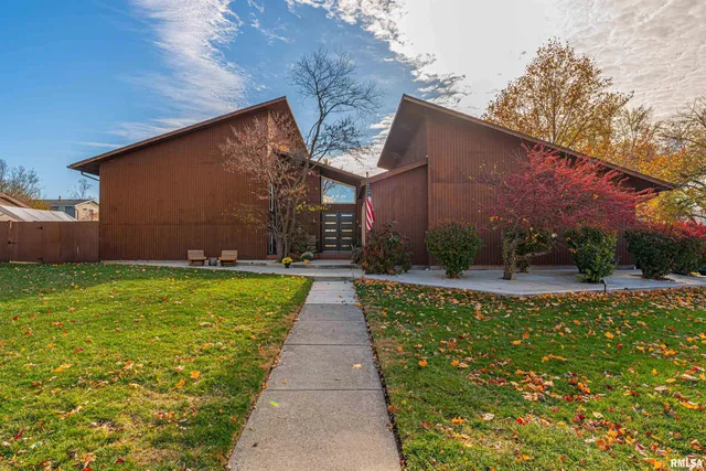 $397,000 | 2501 Yorktown Drive, Bloomington, IL 61704