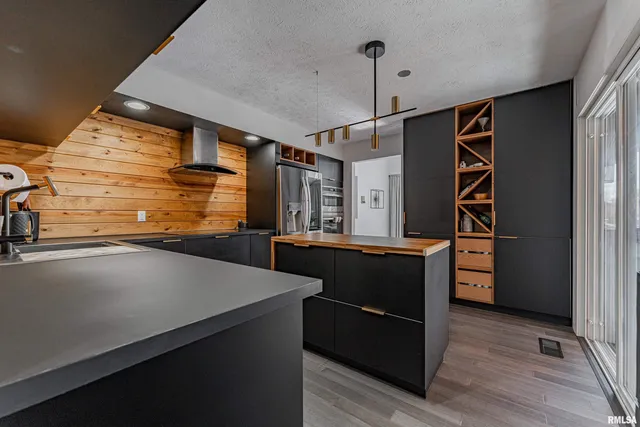 $397,000 | 2501 Yorktown Drive, Bloomington, IL 61704