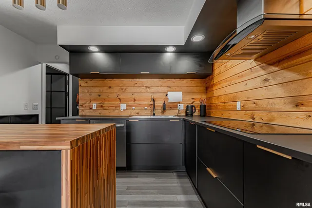 $397,000 | 2501 Yorktown Drive, Bloomington, IL 61704