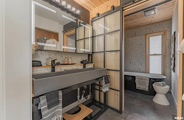 $397,000 | 2501 Yorktown Drive, Bloomington, IL 61704