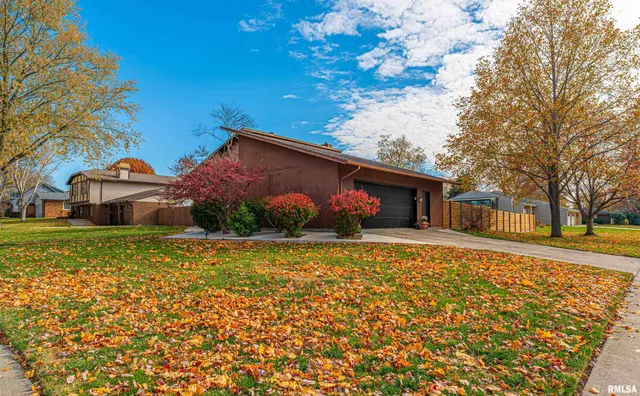 $397,000 | 2501 Yorktown Drive, Bloomington, IL 61704