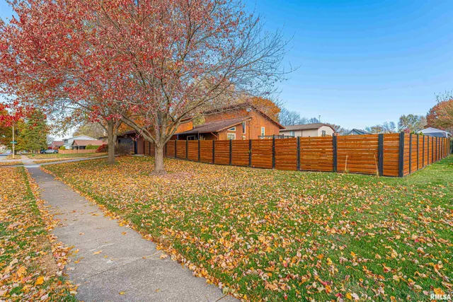 $397,000 | 2501 Yorktown Drive, Bloomington, IL 61704