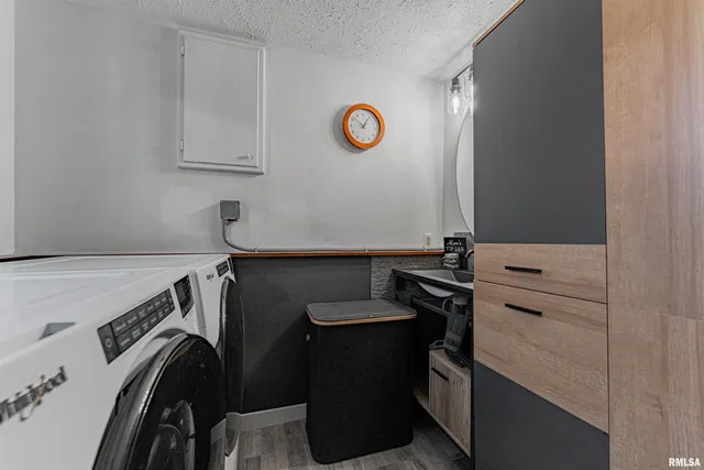 $397,000 | 2501 Yorktown Drive, Bloomington, IL 61704