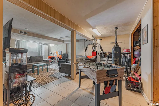 $397,000 | 2501 Yorktown Drive, Bloomington, IL 61704