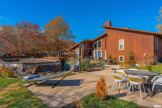 $397,000 | 2501 Yorktown Drive, Bloomington, IL 61704