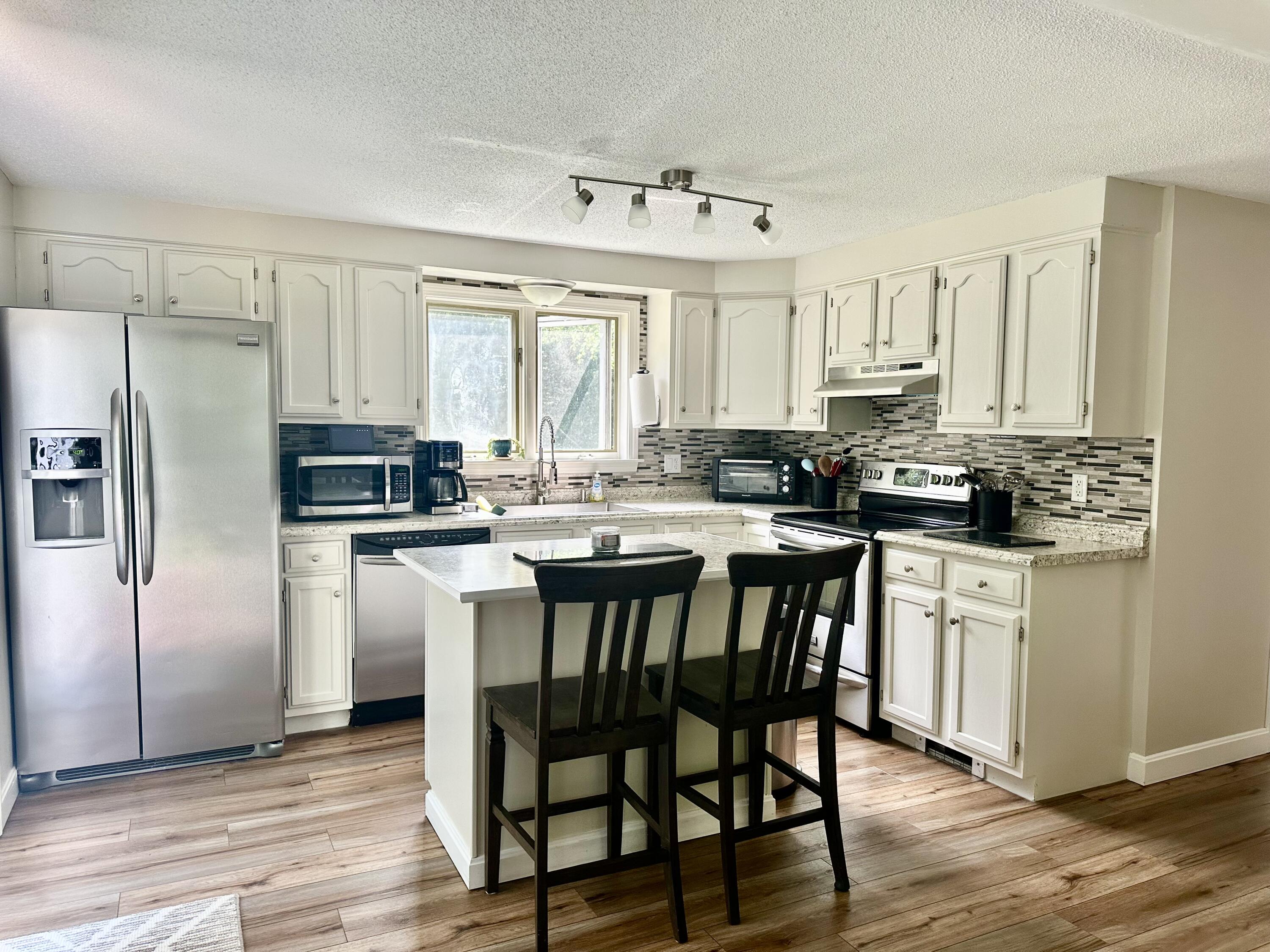 33 Jellerson Road Sanford, ME 04073 - Photo 2 of 28 2 - Kitchen