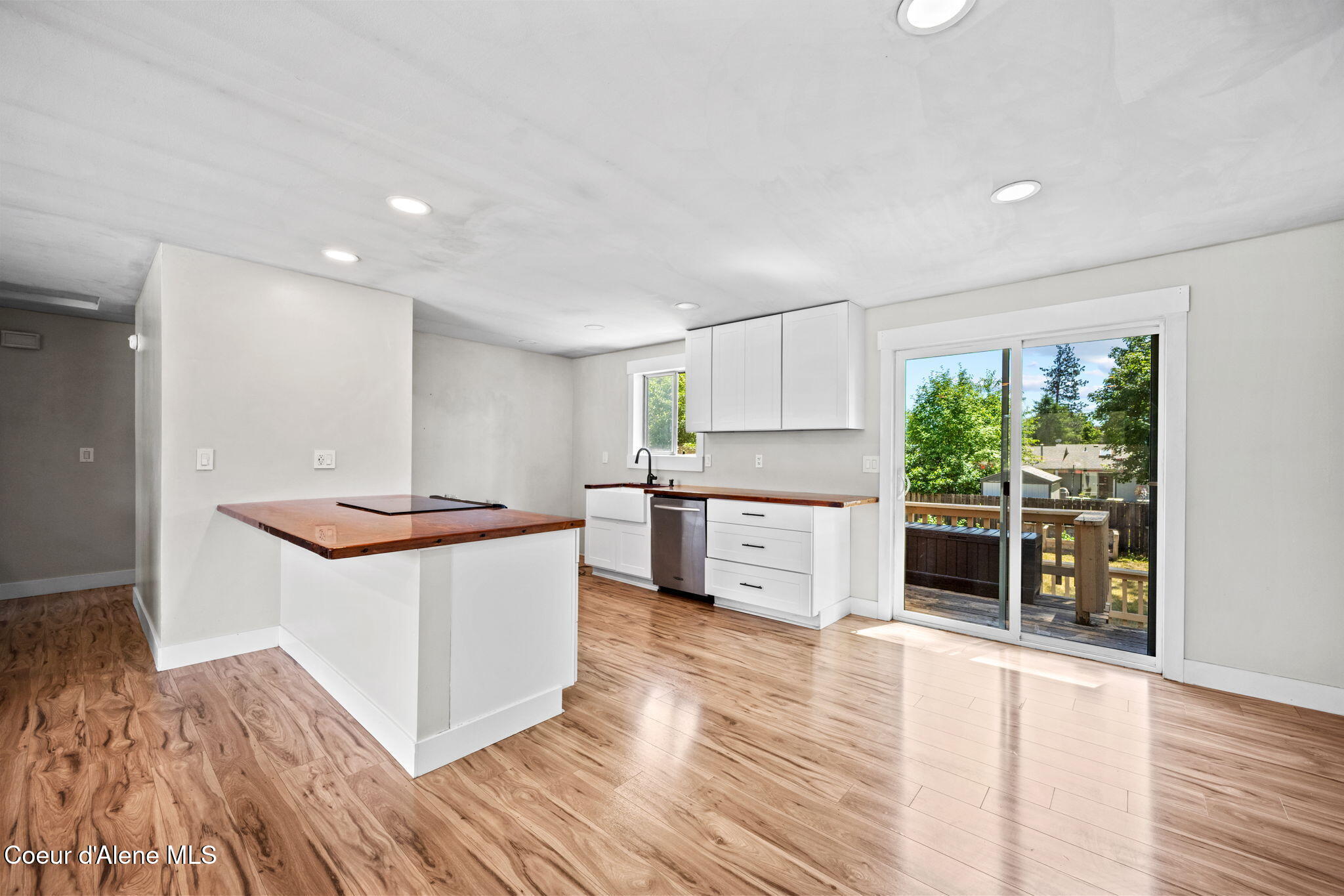 8247 Montana Street Rathdrum, ID 83858 - Photo 11 of 35 Breakfast Bar
