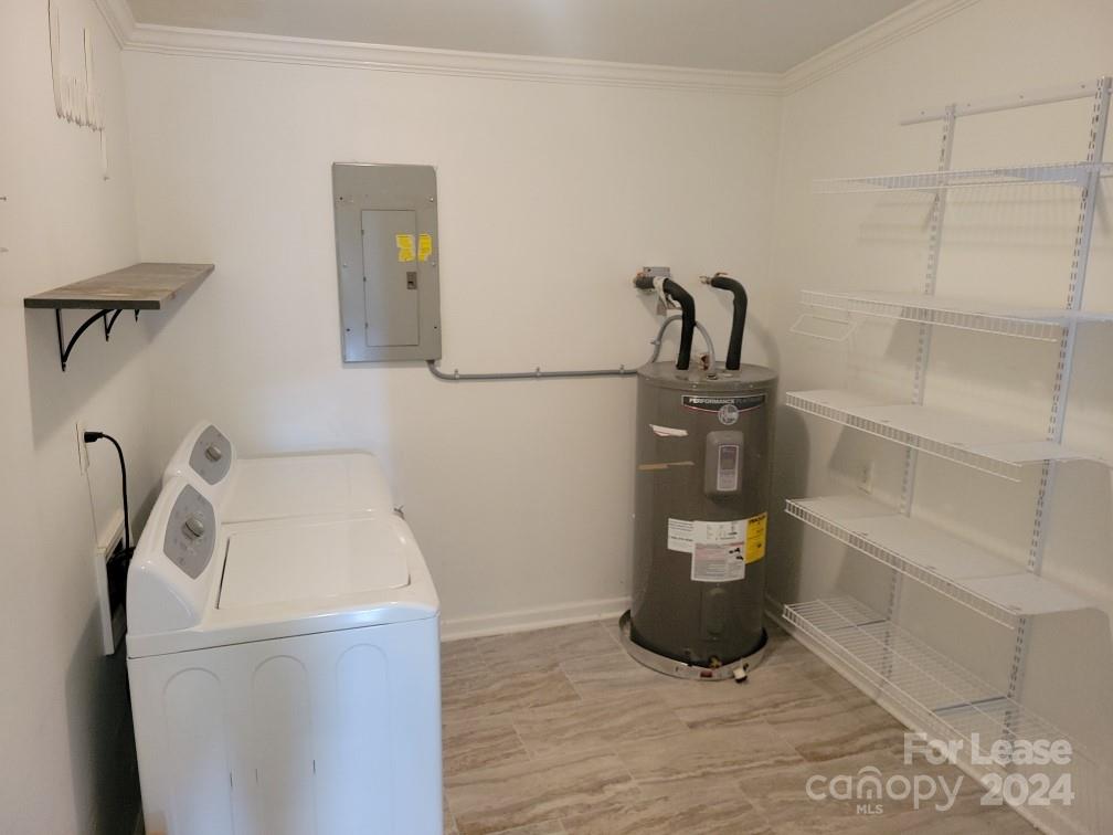 6334 Beecher Drive Charlotte, NC 28215 - Photo 18 of 27 a bathroom with a bathtub