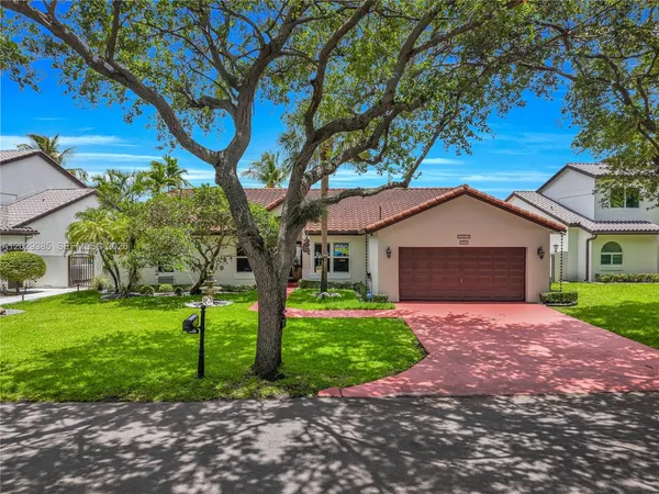$814,900 | 19641 Northwest 88th Avenue, Hialeah, FL 33018