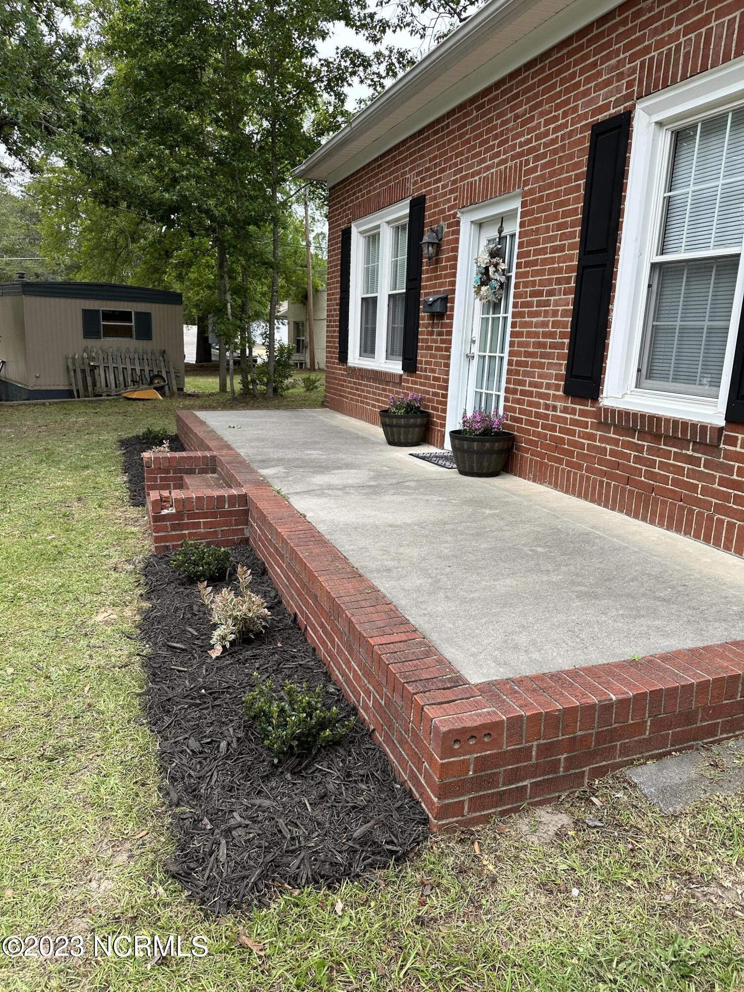 1805 Park Avenue Rockingham, NC 28379 - Photo 2 of 16 Landscaping