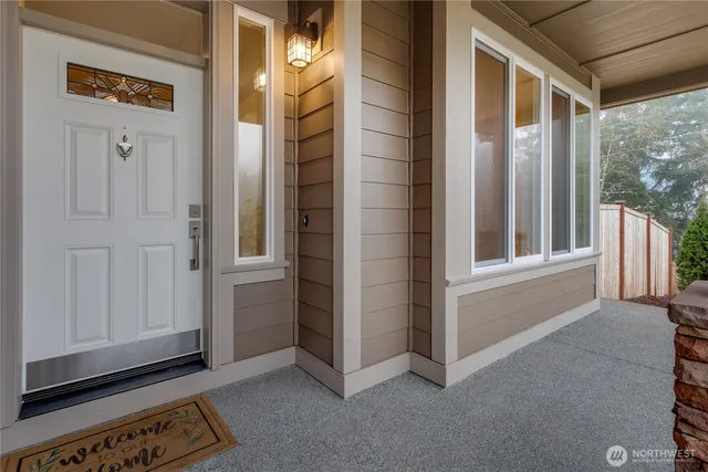 a view of an entryway with a livingroom