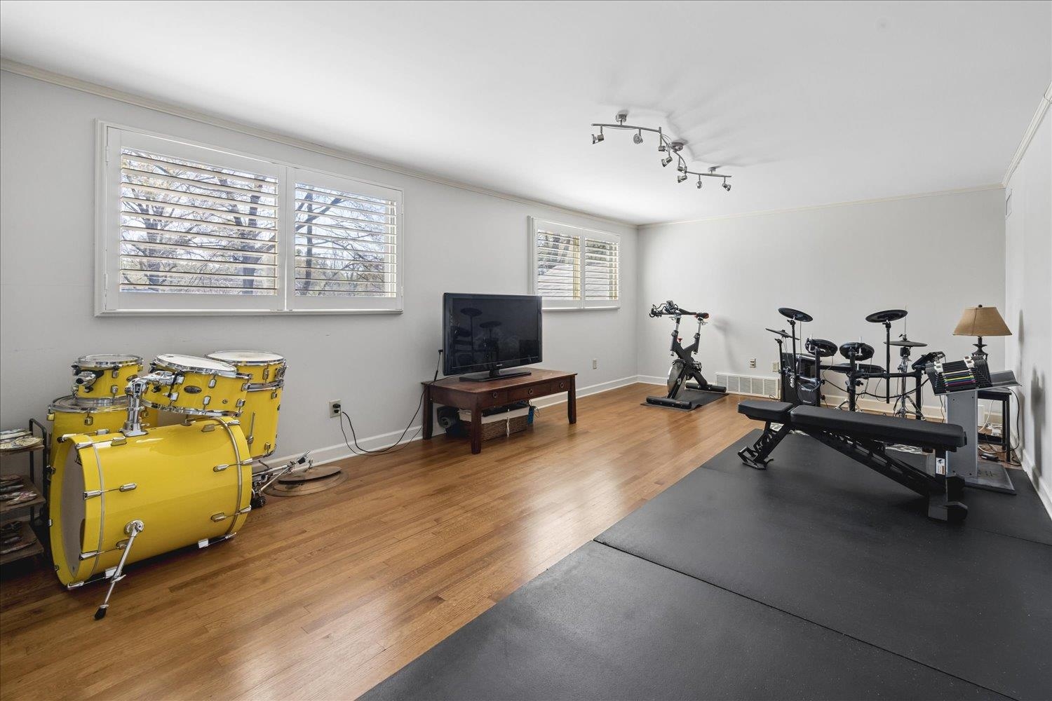 5311 South Angela Road Memphis, TN 38120 - Photo 33 of 40 a living room with furniture gym equipment and a window