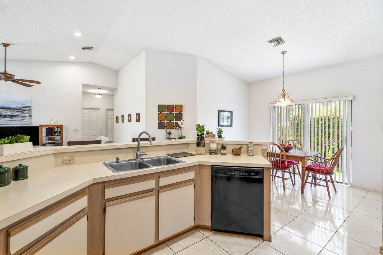 22181 Cranbrook Road Boca Raton, FL 33428 - Photo 10 of 36 016-22181CranbrookRoad-BocaRaton-FL-3342