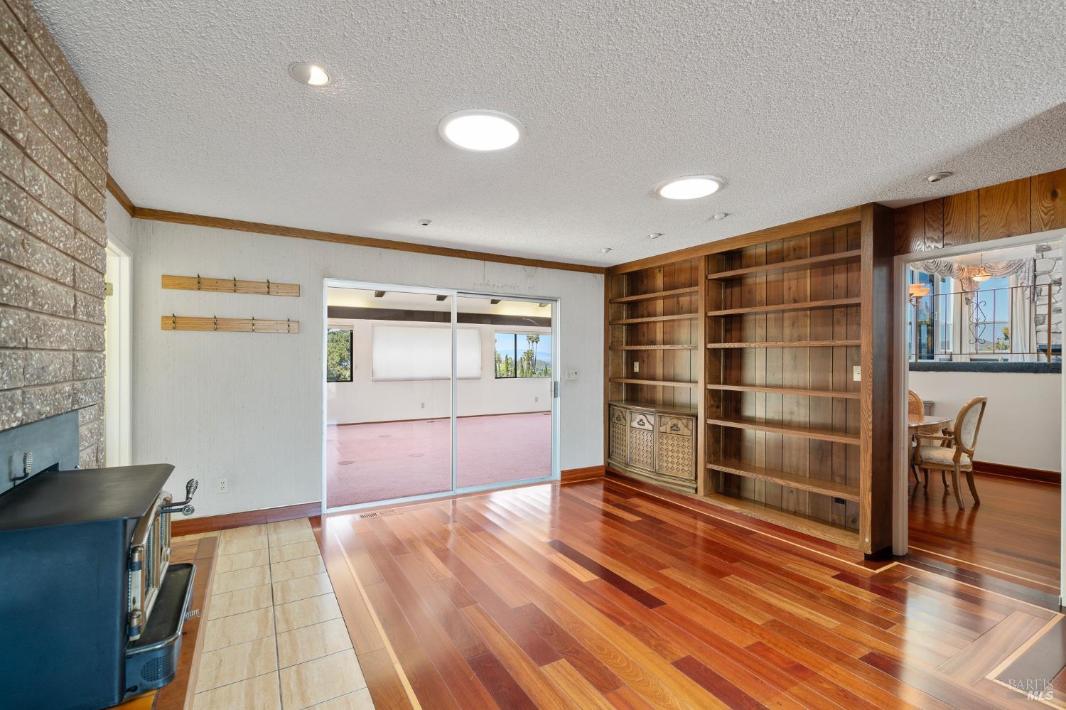 116 Silverview Court Vallejo, CA 94591 - Photo 20 of 61 Additional space with fireplace and built in shelves.