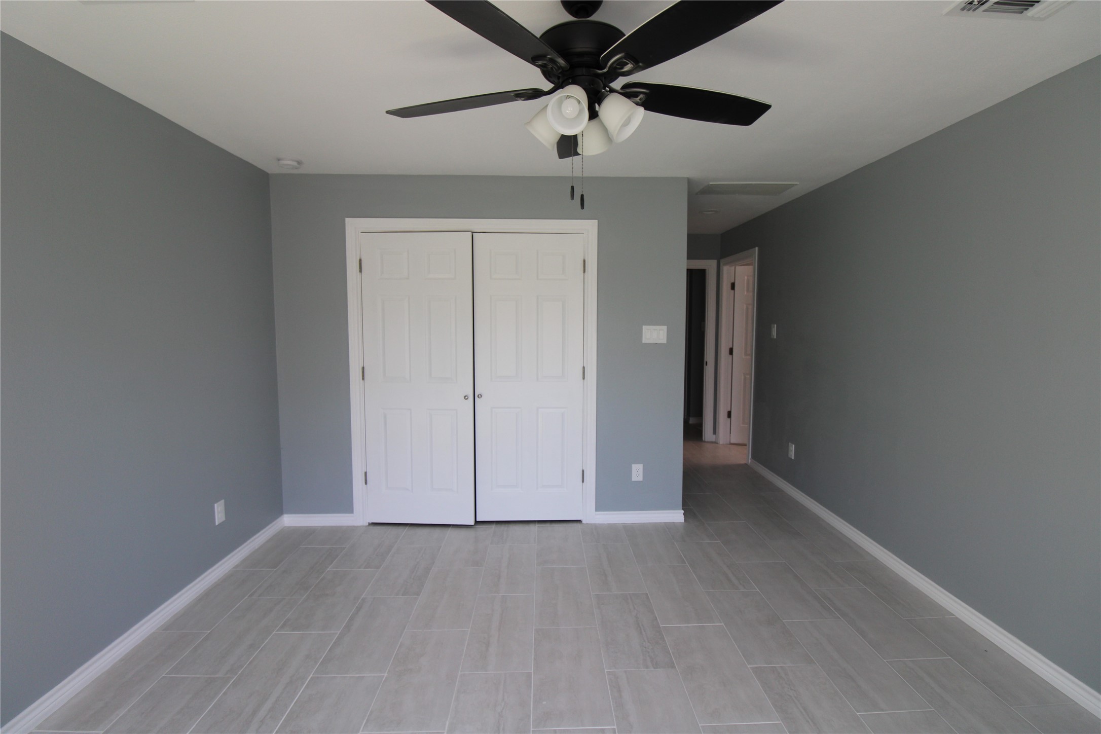 503 Austin Street Brazoria, TX 77422 - Photo 17 of 24 an empty room with a ceiling fan