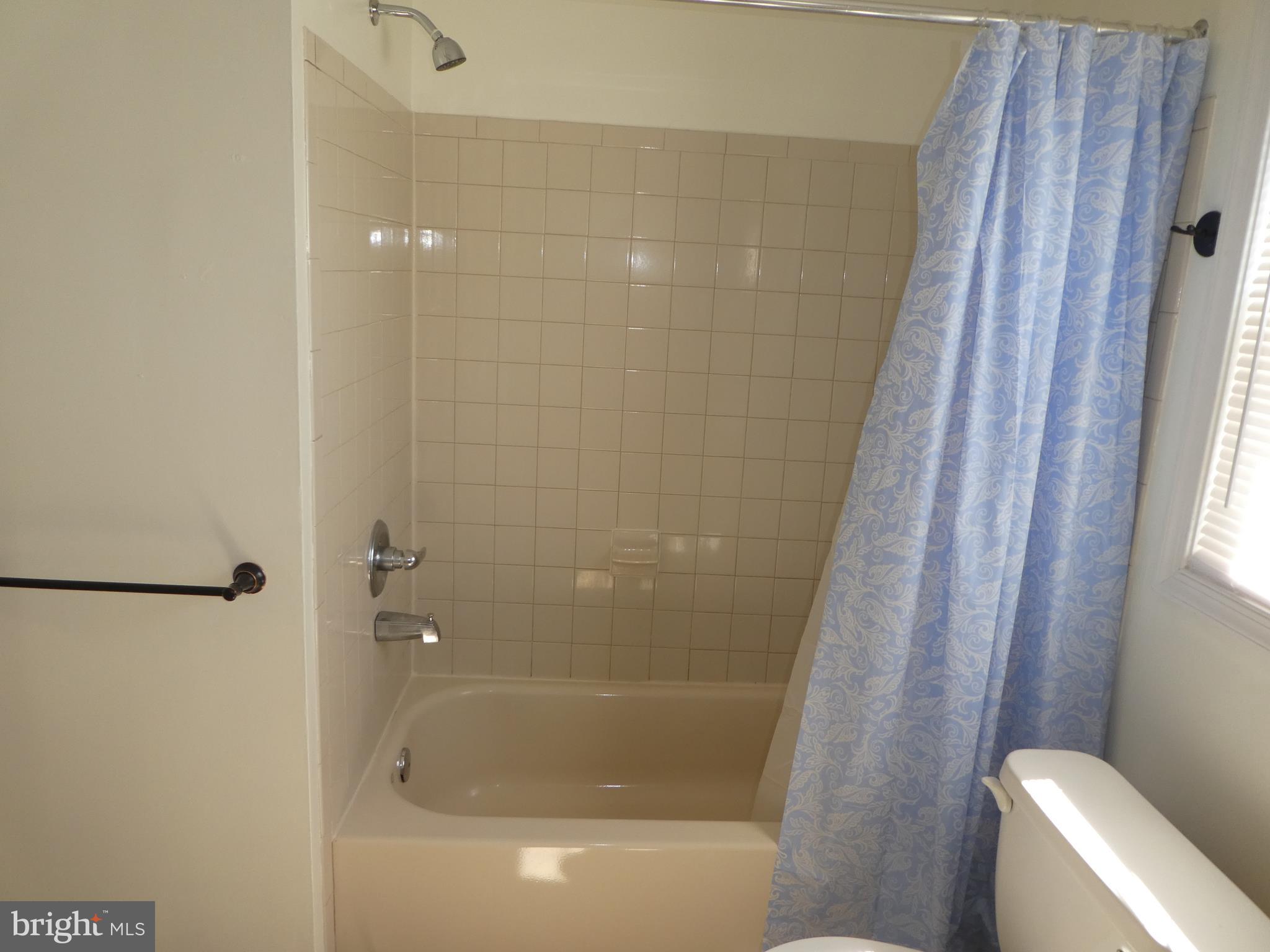 408 C Street, Unit 202 Quantico, VA 22134 - Photo 6 of 23 a bathroom with a bathtub and toilet