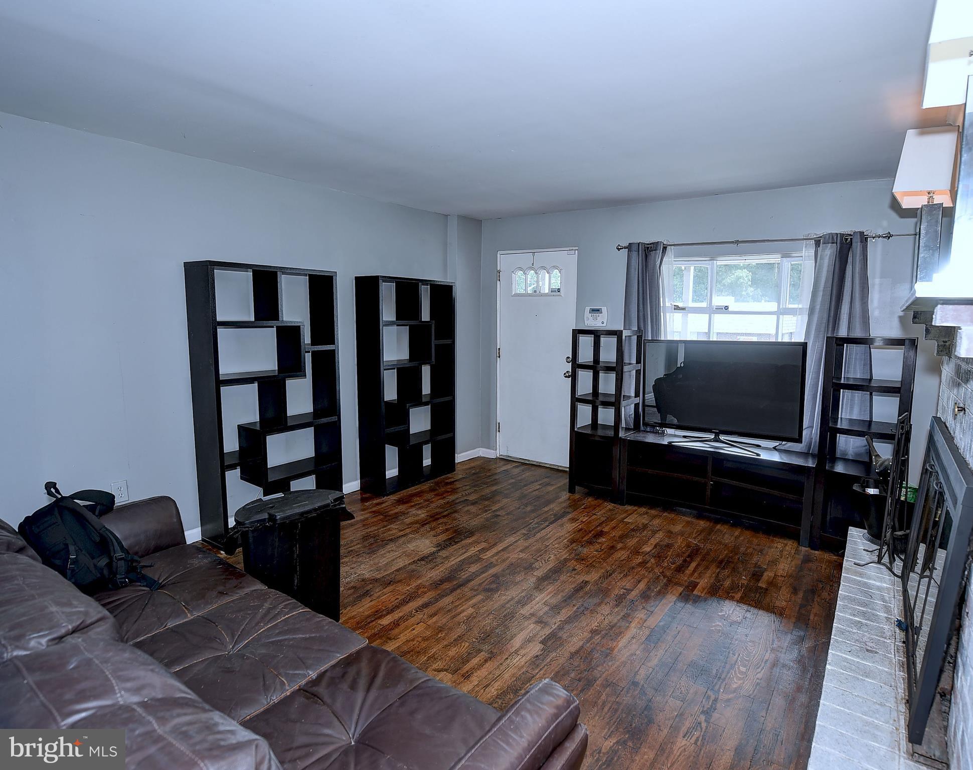8448 Oakleigh Road Baltimore, MD 21234 - Photo 4 of 27 Living Room