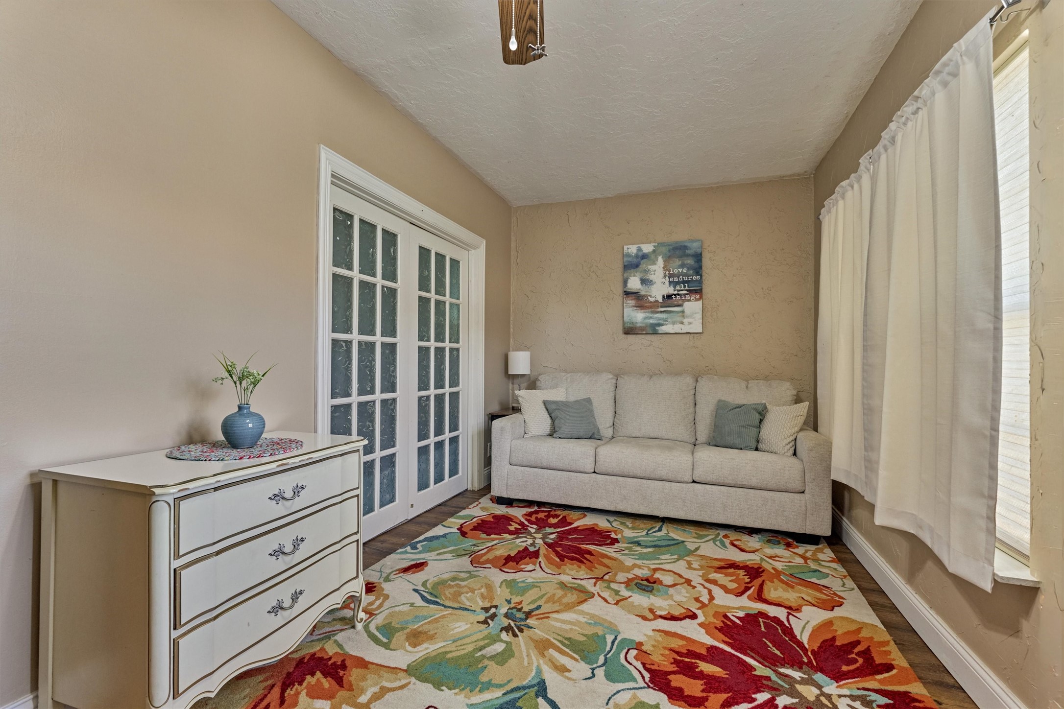 39 Regency Point Conroe, TX 77356 - Photo 6 of 44 a living room with furniture and a rug