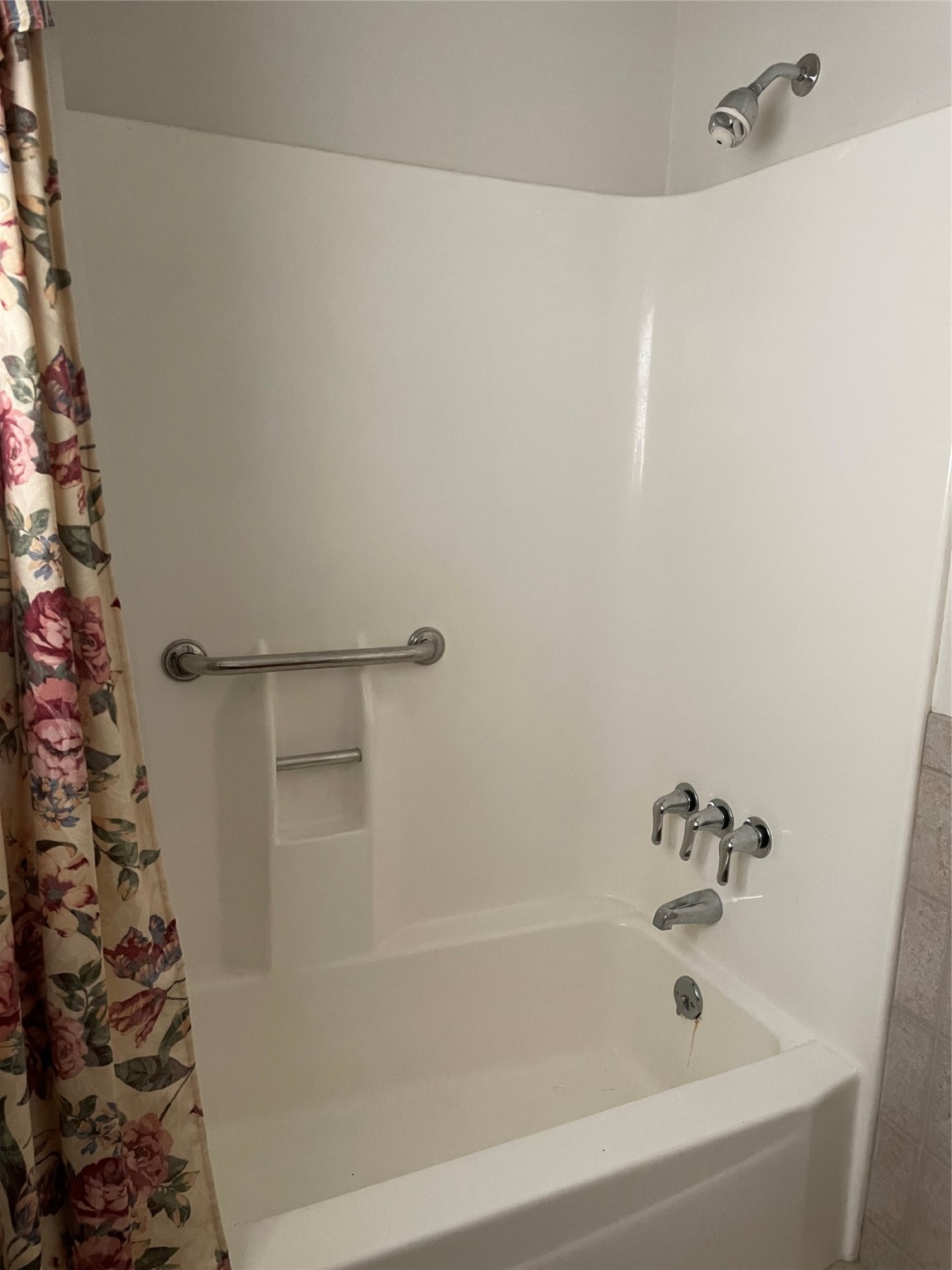 1733 Brumbelow Street Rosenberg, TX 77471 - Photo 27 of 36 a bathroom with a bathtub