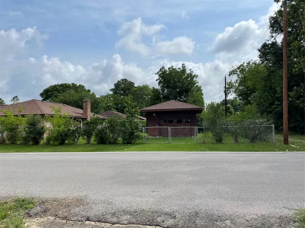 a view of yard with green space
