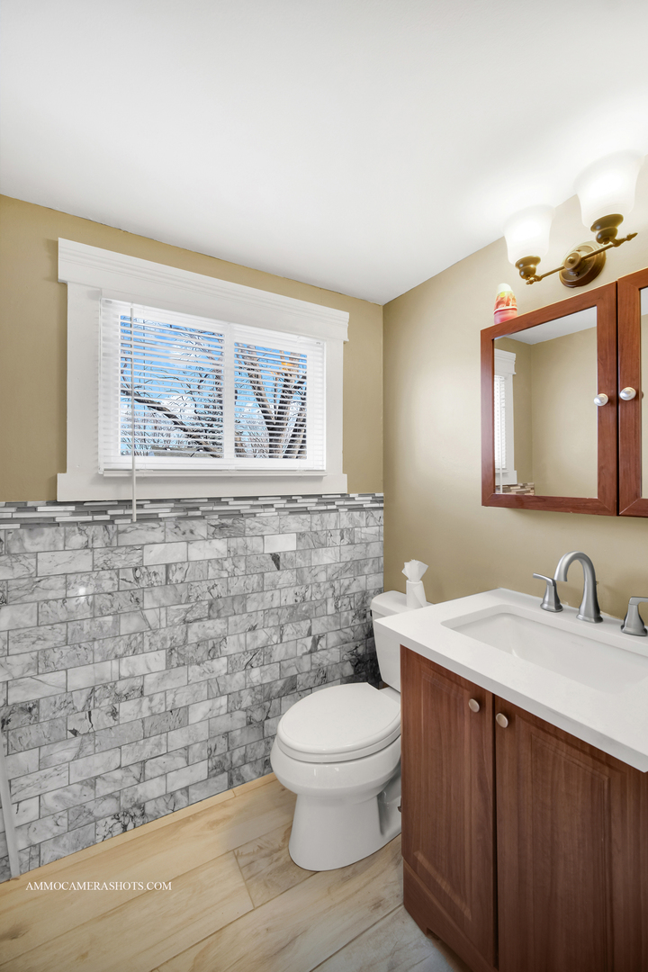 515 Miller Drive Elgin, IL 60123 - Photo 19 of 27 a bathroom with a toilet a sink and mirror