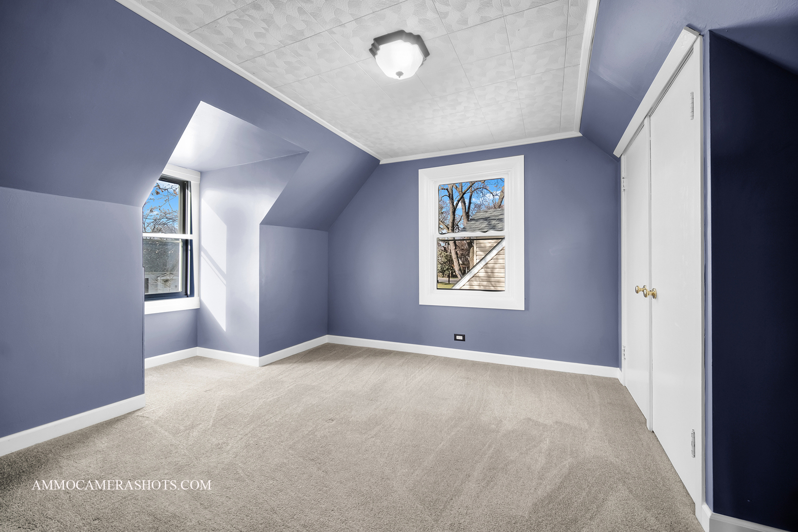 515 Miller Drive Elgin, IL 60123 - Photo 20 of 27 an empty room with windows and closet