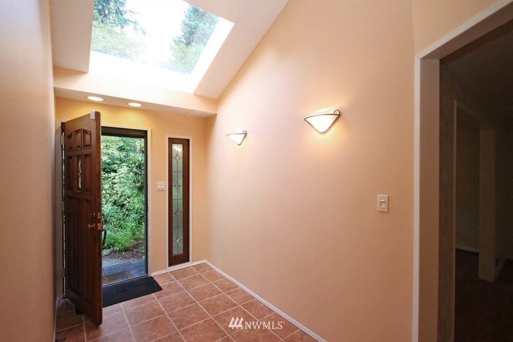 10823 Southeast 12th Street Bellevue, WA 98004 - Photo 3 of 15