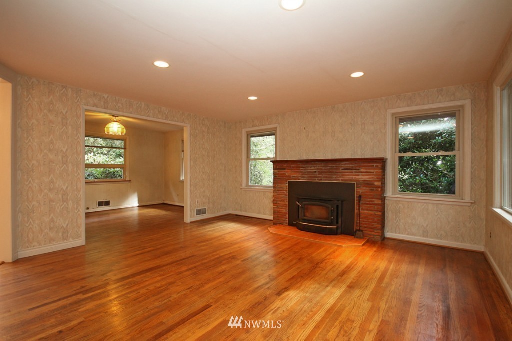 10823 Southeast 12th Street Bellevue, WA 98004 - Photo 5 of 15