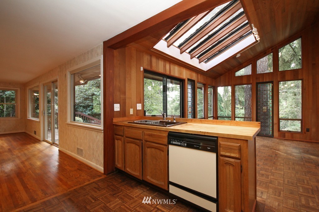 10823 Southeast 12th Street Bellevue, WA 98004 - Photo 6 of 15