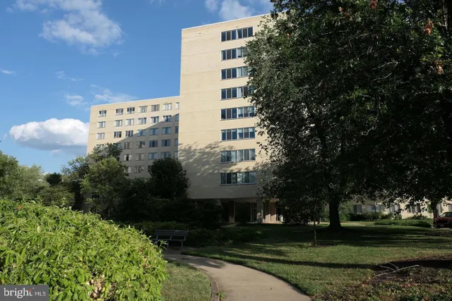 $2,100 | 6631 Wakefield Drive, Unit 717, Alexandria, VA 22307