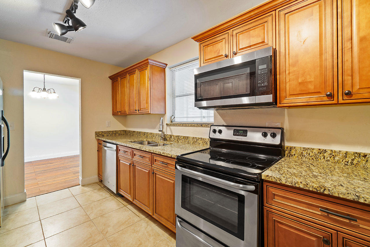 913 Northwest New Providence Road Stuart, FL 34994 - Photo 13 of 34 013-913NewProvidence-Stuart-FL-small