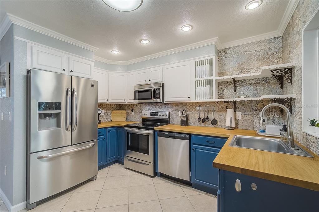 426 Eagles Nest Lane Sarasota, FL 34243 - Photo 15 of 44