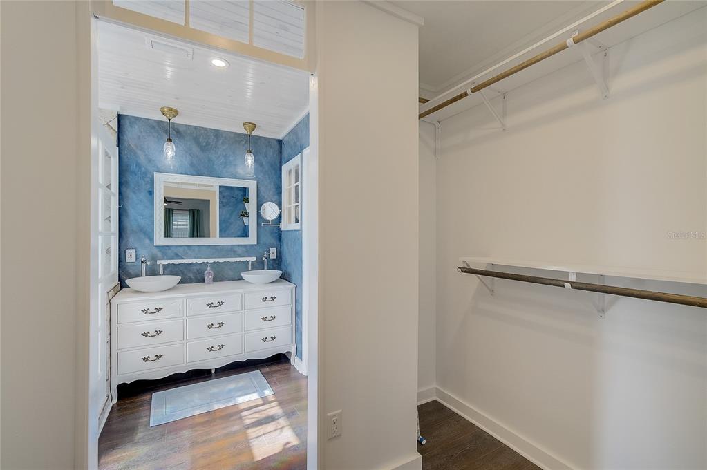 426 Eagles Nest Lane Sarasota, FL 34243 - Photo 18 of 44