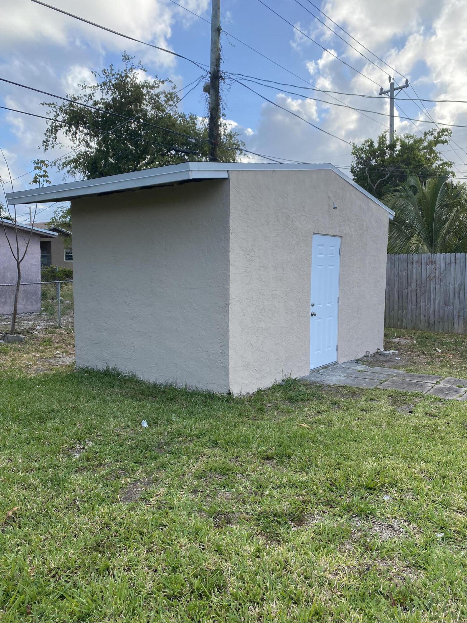 232 Northwest 9th Street Pompano Beach, FL 33060 - Photo 43 of 46 a view of a backyard