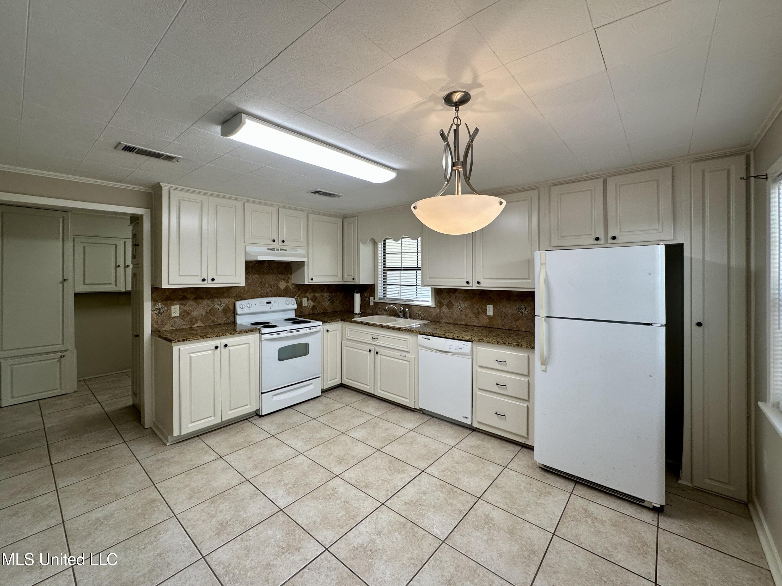 5214 Old Jackson Road Terry, MS 39170 - Photo 13 of 26 oldjxnkitchen