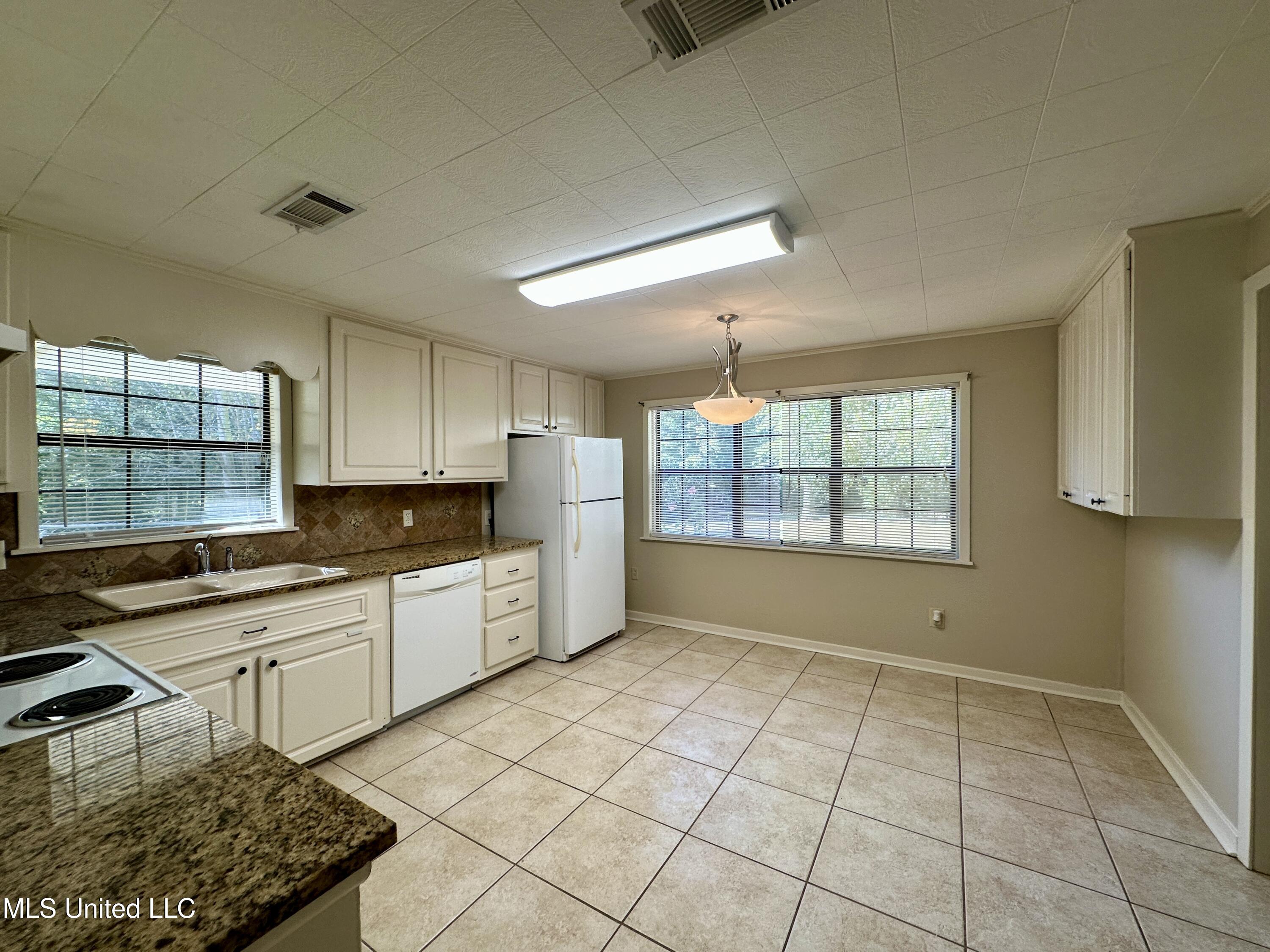 5214 Old Jackson Road Terry, MS 39170 - Photo 14 of 26 oldjxnkitchen3