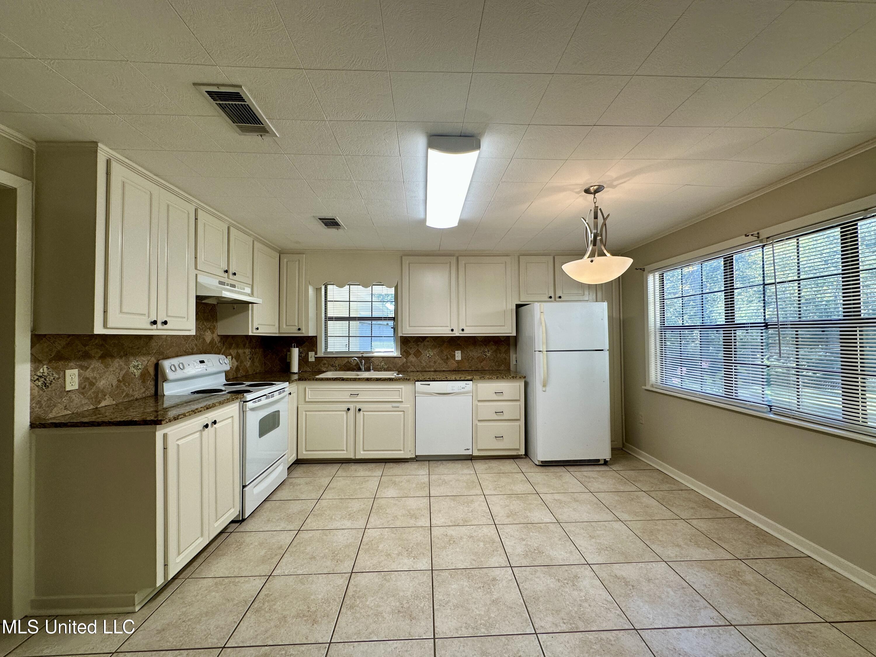 5214 Old Jackson Road Terry, MS 39170 - Photo 15 of 26 oldjxnkitchen2