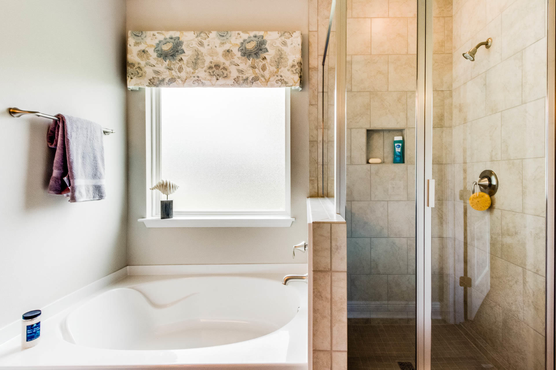 219 Southern Pnes Road Santa Rosa Beach, FL 32459 - Photo 17 of 28 a white bath tub sitting next to a shower