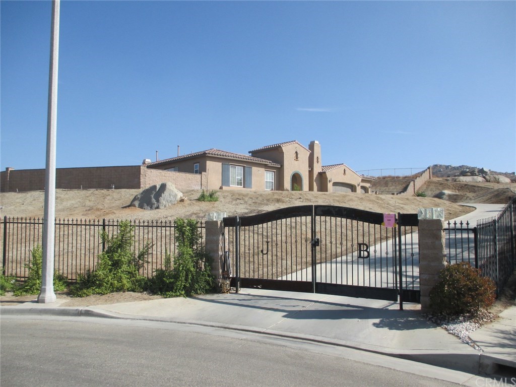768 HIGHRIDGE ST RIVERSIDE CA GATED ENTRANCE