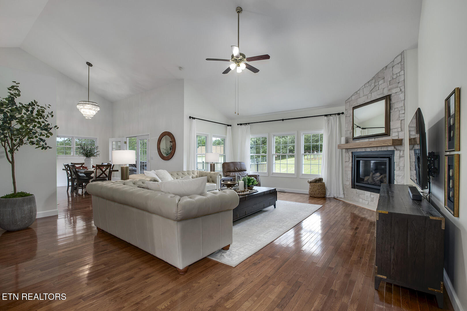 512 Caney Creek Road Harriman, TN 37748 - Photo 9 of 60 09_CaneyCreekRoad_512_Living01