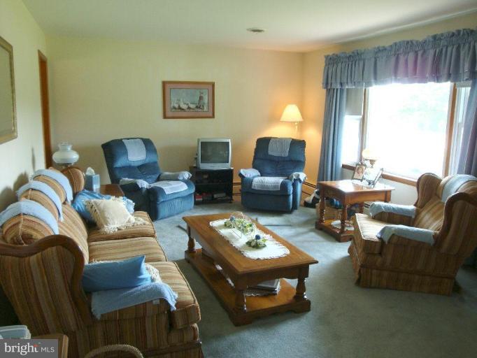 13011 Penn Shop Road Mount Airy, MD 21771 - Photo 5 of 22 Living Room