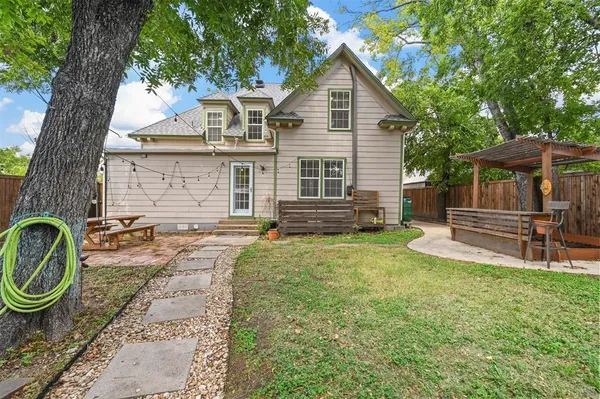 $3,375 | 420 East 9th Street, Dallas, TX 75203