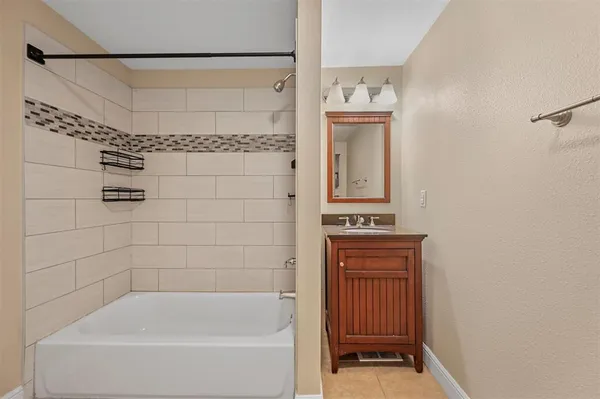 $3,375 | 420 East 9th Street, Dallas, TX 75203