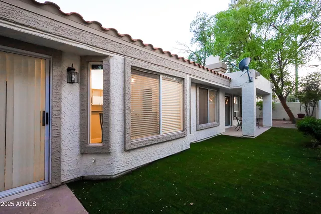 a view of front of a house with a yard