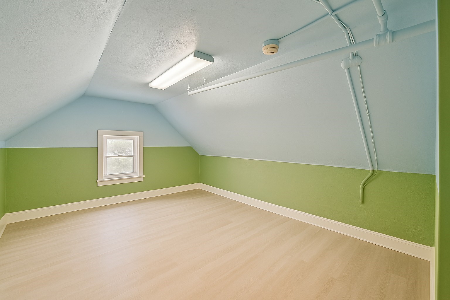 1030 4th Street Rosenberg, TX 77471 - Photo 23 of 38 an empty room with a fan & a window