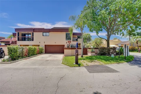 $750,000 | 1000 Northeast 204th Lane, Unit D, Miami, FL 33179