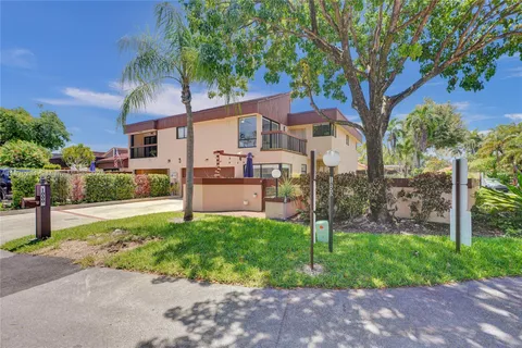 $750,000 | 1000 Northeast 204th Lane, Unit D, Miami, FL 33179