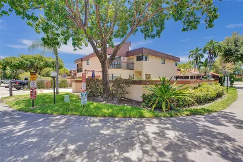 $750,000 | 1000 Northeast 204th Lane, Unit D, Miami, FL 33179