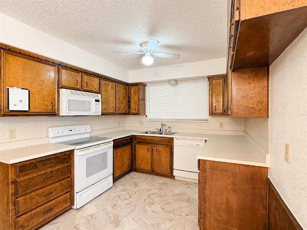 712 Pecan Street Burleson, TX 76028 - Photo 11 of 31