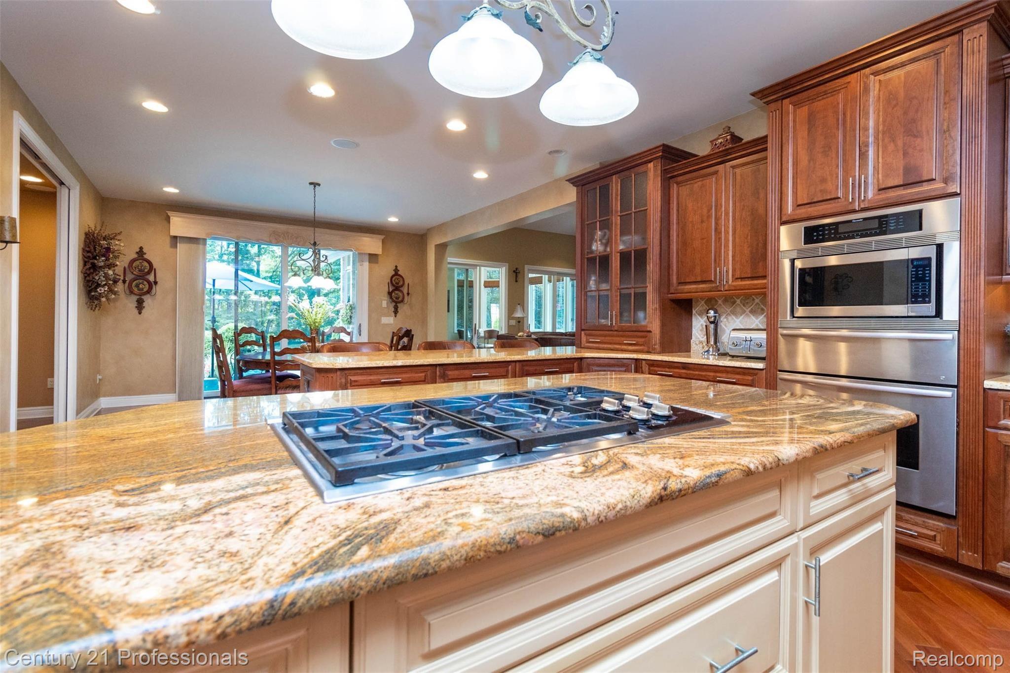 524 Trinway Road Troy, MI 48085 - Photo 27 of 75 Large Kitchen Island with Thermador Cook Top